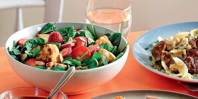Σαλάτα με σπανάκι baby μανούρι φράουλες κι αμύγδαλα