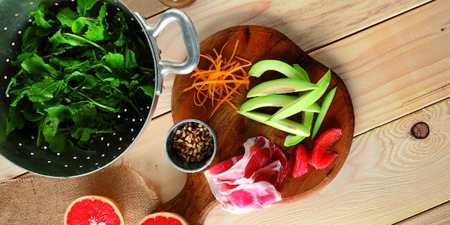 Σαλάτα με γκρεϊπφρουτ, αβοκάντο και προσούτο