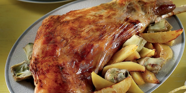 Αρνί στο φούρνο με πατάτες, ψημένο πάνω σε φρέσκια ρίγανη με σάλτσα μουστάρδας και εσπεριδοειδών