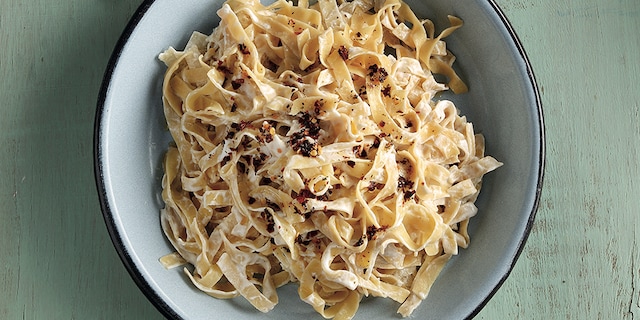 Χυλοπίτες µε σκορδάτο γιαούρτι και αρωµατικό βούτυρο δυόσµου µε µπούκοβο