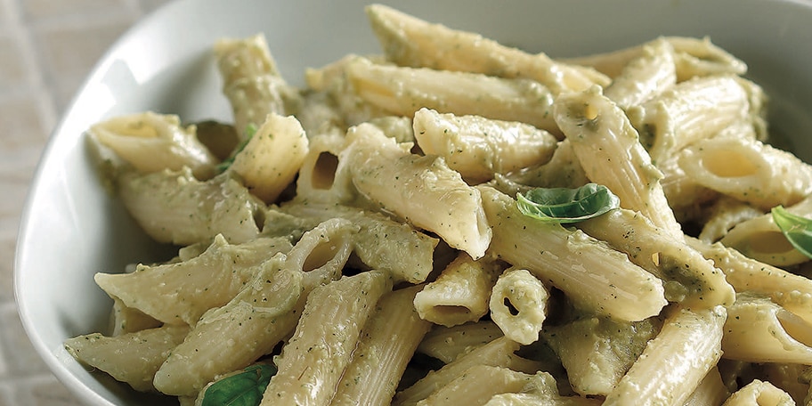 Πένες µε πέστο αβοκάντο στο πεντάλεπτο