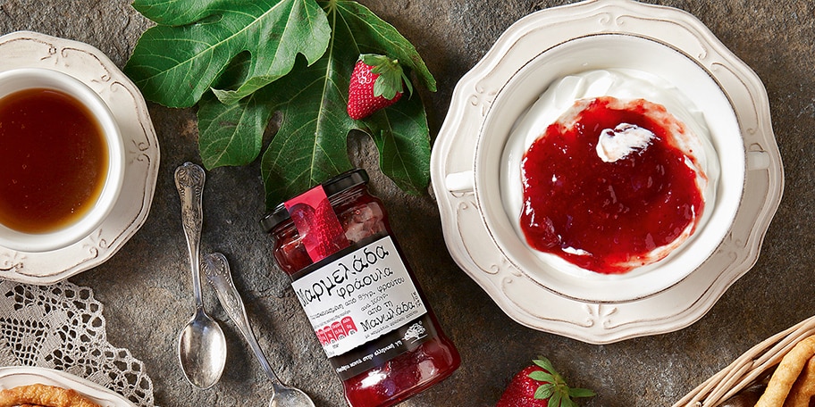 Γιαούρτι με μαρμελάδα φράουλα ή με μαριναρισμένα ξερά σύκα