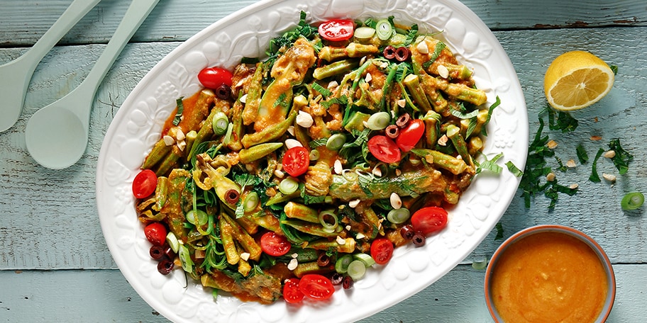 Βλίτα γιαχνί με κολοκυθάκια και σάλτσα φάβας με αμύγδαλα και ελιές