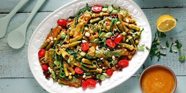 Βλίτα γιαχνί με κολοκυθάκια και σάλτσα φάβας με αμύγδαλα και ελιές