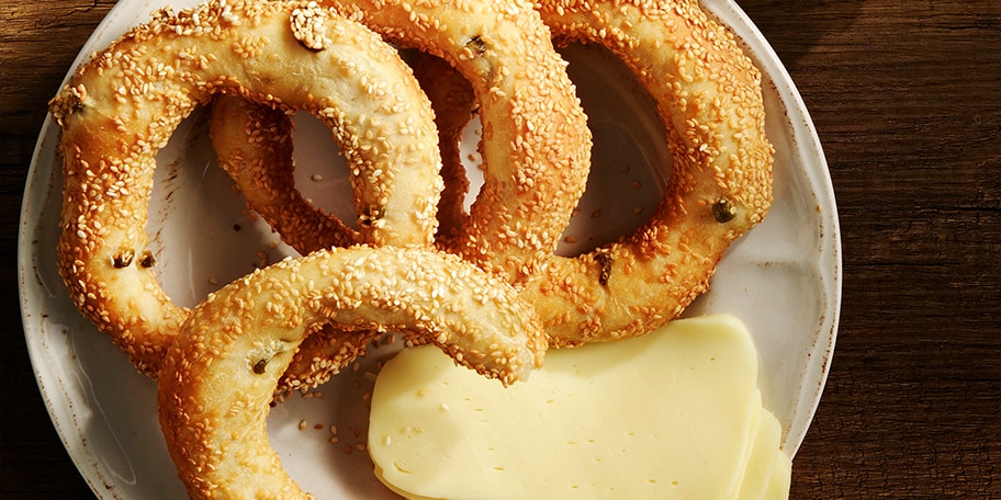 Κουλούρι Θεσσαλονίκης με ελιές Χαλκιδικής και τυρί Βερμίου