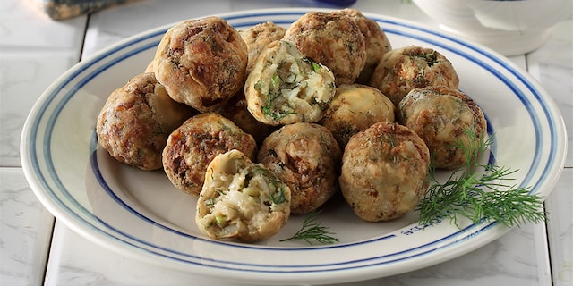 Κροκέτες μπακαλιάρου με μυρωδικά και λαχανικά