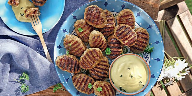 Χοιρινά πικάντικα μπιφτεκάκια με σάλτσα μουστάρδας