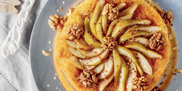 Πίτα με κανταΐφι, vegan τυριά, αχλάδι και καρύδια