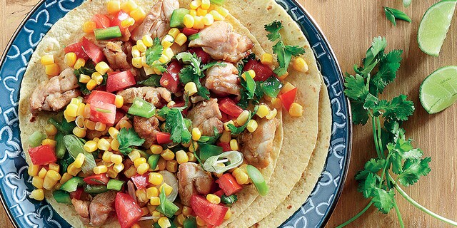 Ρολά τορτίγιας με ψητό κοτόπουλο και χρωματιστή σαλάτα