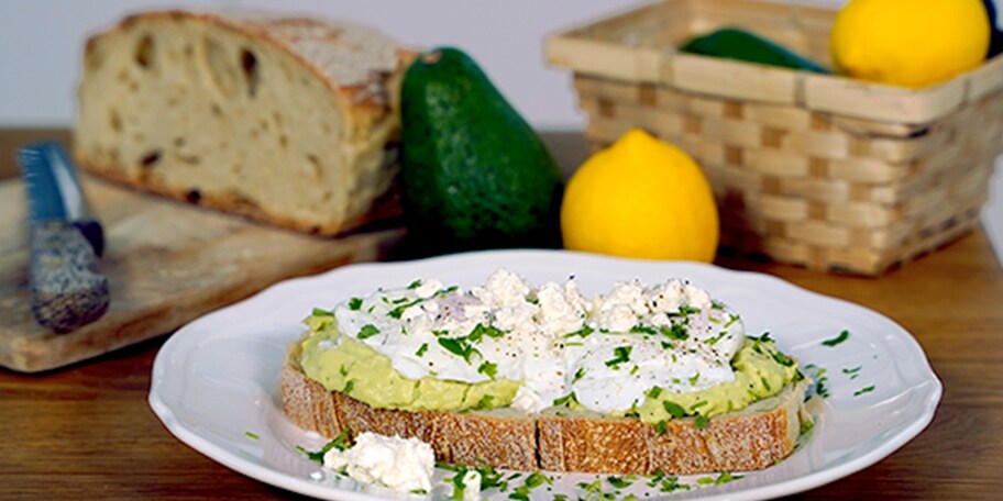 Αβγά ποσέ με κρέμα αβοκάντο & φέτας