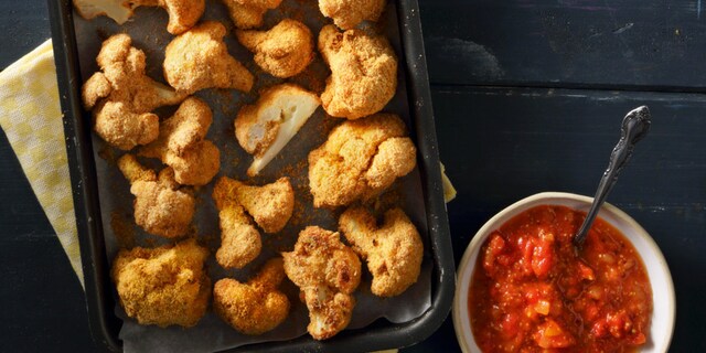 Κουνουπίδι πανέ στον φούρνο, με ντοματένια σάλτσα μουστάρδας