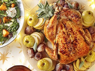 Φραγκόκοτα με σιρόπι σφένδαμου, μήλα και κρεμμυδάκια