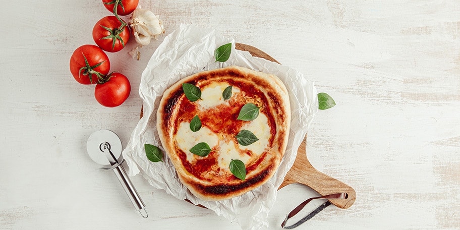 Πίτσα από αλεύρι ολικής αλέσεως, με λαχανικά και μοτσαρέλα