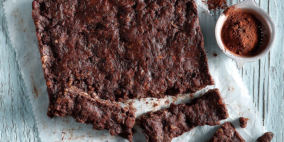 Μπάρες με χουρμάδες, καρύδια και κακάο