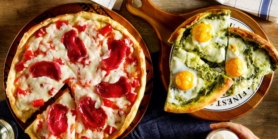 Πίτσα με πέστο βασιλικού, αβγό και μοτσαρέλα