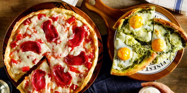 Πίτσα με πέστο βασιλικού, αβγό και μοτσαρέλα