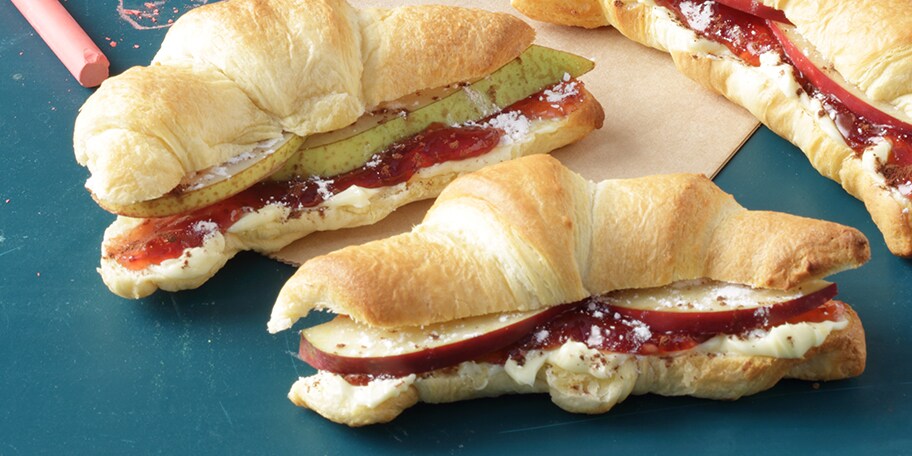 Κρουασανάκια γεμιστά με μαρμελάδα ΑΒ, φρέσκα φρούτα και βούτυρο