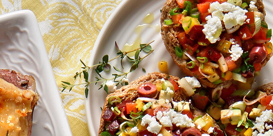 Πολύχρωμος ντάκος με ντομάτα, παντζάρια, αβοκάντο, πιπεριές και φέτα