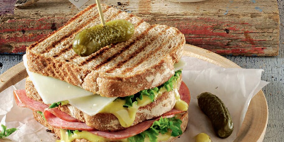 Τρίπατο σάντουιτς με σαλάμι μπίρας και σκορδάτη μαγιονέζα