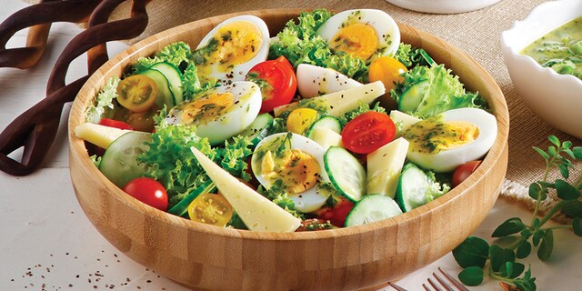 Πασχαλινή σαλάτα με αβγά, τοματίνια, αγγούρι, σγουρό μαρούλι και dressing από μυρωδικά