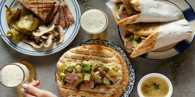 Μοσχαρίσιος γύρος από σπάλα σε τυλιχτό με ψητές πιπεριές και μανιτάρια