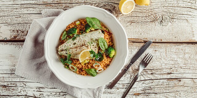 Φιλέτο τσιπούρας με πληγούρι και πράσινα λαχανικά εποχής