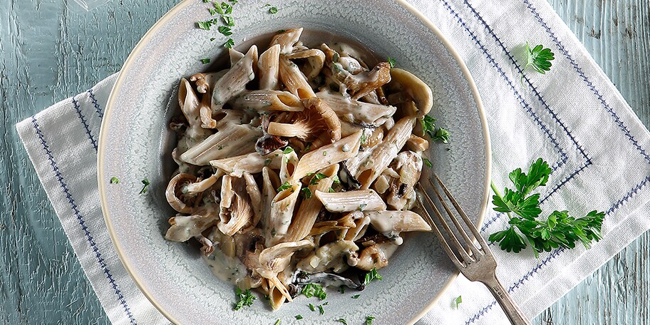 Πένες ολικής άλεσης με μανιτάρια, σκόρδο, αρωματικά και γραβιέρα