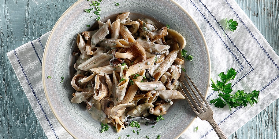 Πένες ολικής άλεσης με μανιτάρια, σκόρδο, αρωματικά και γραβιέρα