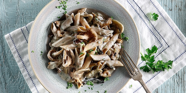 Πένες ολικής άλεσης με μανιτάρια, σκόρδο, αρωματικά και γραβιέρα