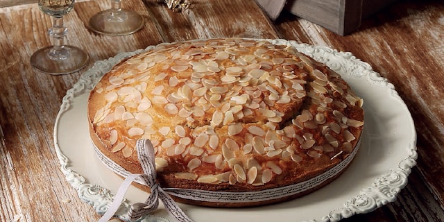 Κέικ βασιλόπιτα με γεύση τσουρεκιού