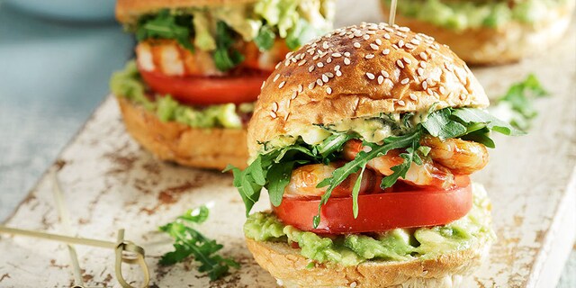 Μπέργκερ με ψωμί ολικής, γαρίδες ψητές και αβοκάντο