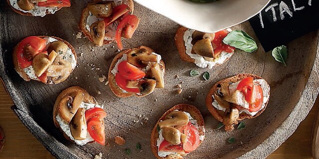 Μπρουσκετάκια με ρικότα, μανιτάρια σοτέ και τοματίνια