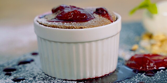 Μαρεγκάτο σουφλέ σοκολάτας με σάλτσα φράουλας