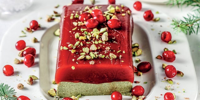 Χειροποίητο τυρί φιστικιού Αιγίνης με ζελέ κράνμπερις και κράκερ λιναρόσπορου