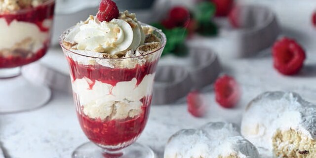 Μους γιαουρτιού με κουραμπιέδες και κόκκινα φρούτα