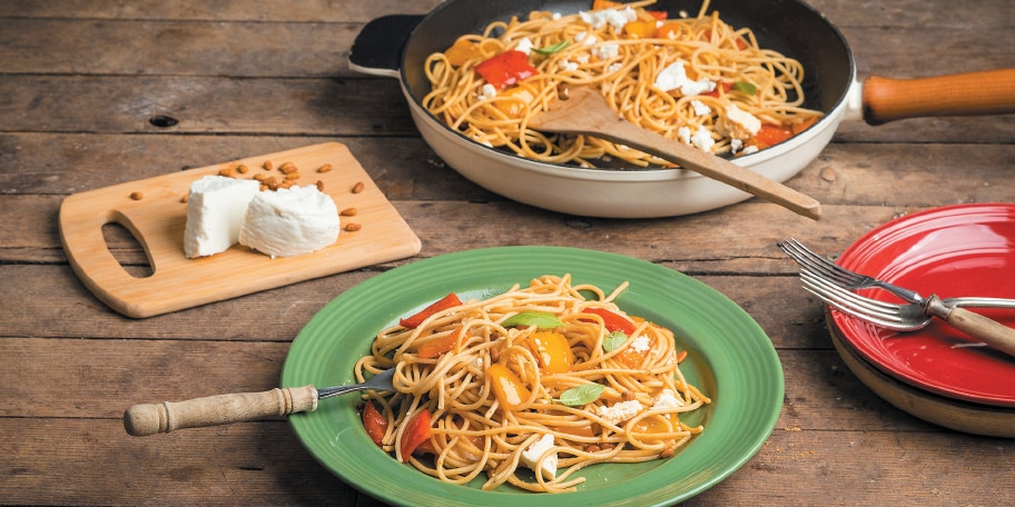 Μακαρονάδα ολικής άλεσης με peperonata, βασιλικό και ανθότυρο