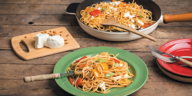 Μακαρονάδα ολικής άλεσης με peperonata, βασιλικό και ανθότυρο