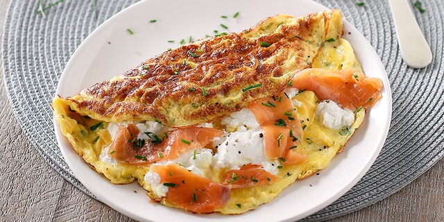 Ομελέτα με καπνιστό σολομό και μυρωδικά