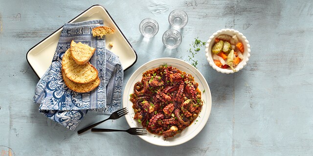 Χταπόδι με λιαστές τομάτες και σάλτσα βαλσάμικου