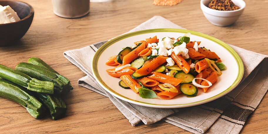 ΣΑΛΑΤΑ ΜΕ ΠΕΝΝΕΣ ΑΠΟ ΚΟΚΚΙΝΗ ΦΑΚΗ, ΦΡΕΣΚΟ ΒΑΣΙΛΙΚΟ, ΚΟΛΟΚΥΘΑΚΙ, ΦΡΕΣΚΟ ΚΡΕΜΜΥΔΑΚΙ ΚΑΙ ΦΕΤΑ