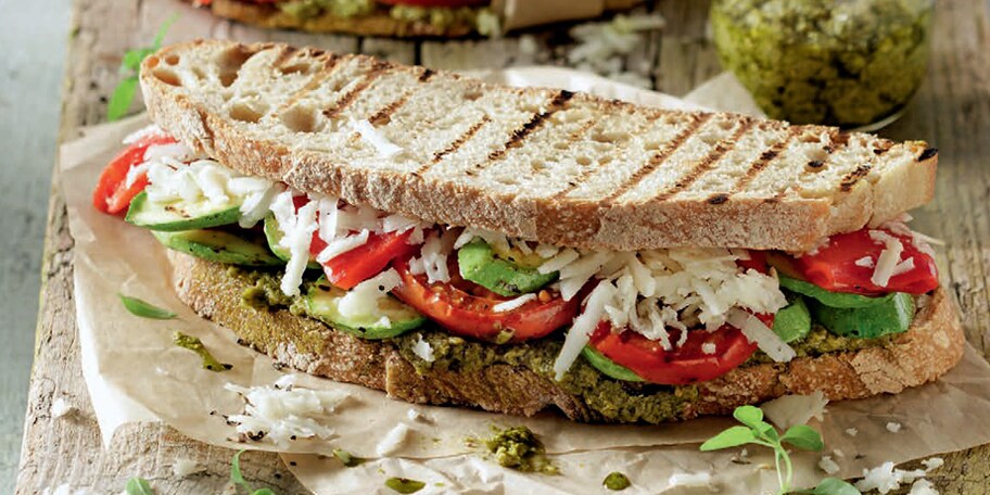 Σάντουιτς με ψητά λαχανικά, πέστο και τριμμένη γραβιέρα