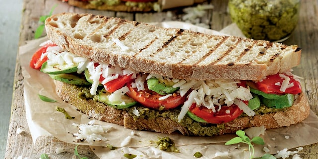 Σάντουιτς με ψητά λαχανικά, πέστο και τριμμένη γραβιέρα