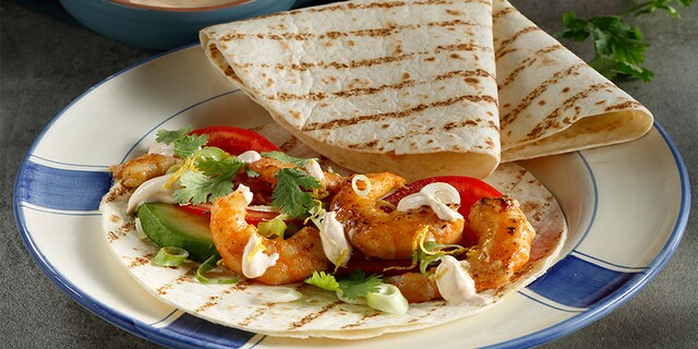 Τυλιχτό σε τορτίγια  με γαρίδες ψητές αβοκάντο, μυρωδικά, ντομάτα και σος γουασάμπι με γιαούρτι