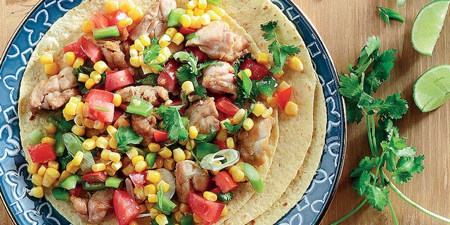 Ρολά τορτίγιας με ψητό κοτόπουλο και χρωματιστή σαλάτα