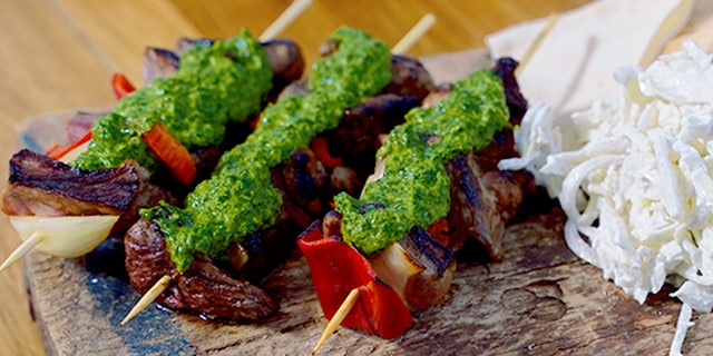 Μοσχαρίσια σουβλάκια με σάλτσα τσιμιτσούρι