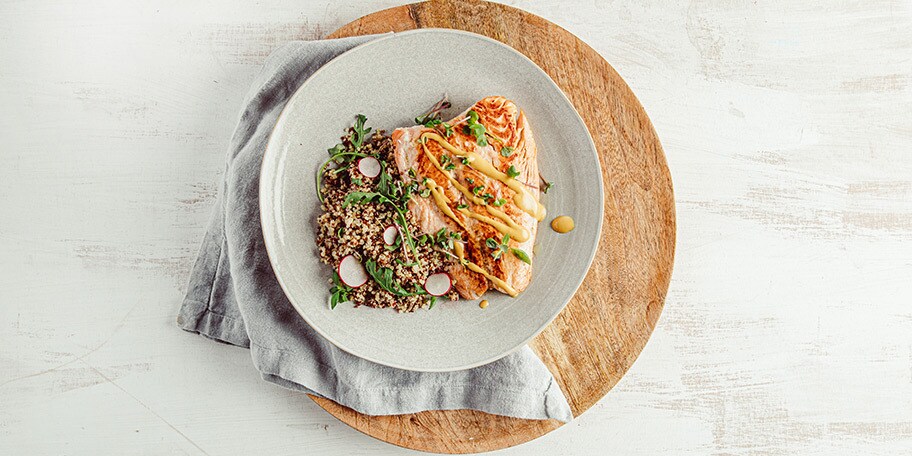 Φιλέτο σολωμού με τρίχρωμη κινόα και ντρεσινγκ με μελι-μουστάρδα-μπαλσάμικο