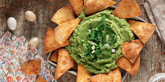 Φάβα από αρακά με ελαιόλαδο και δυόσμο, με τραγανές τορτίγιες