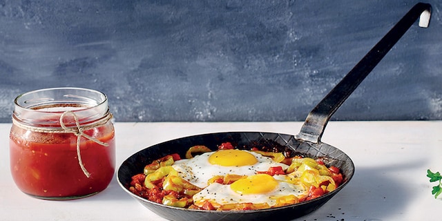 Mε τη μισή κονσέρβα από ντοματάκια κονκασέ που ξέμεινε στο ψυγείο, φτιάχνουμε ντομάτες με αβγά