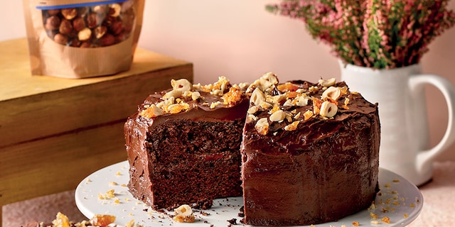 Κέικ σοκολάτα χωρίς μίξερ, με γλάσο σοκολάτας και καραμελωμένα φουντούκια