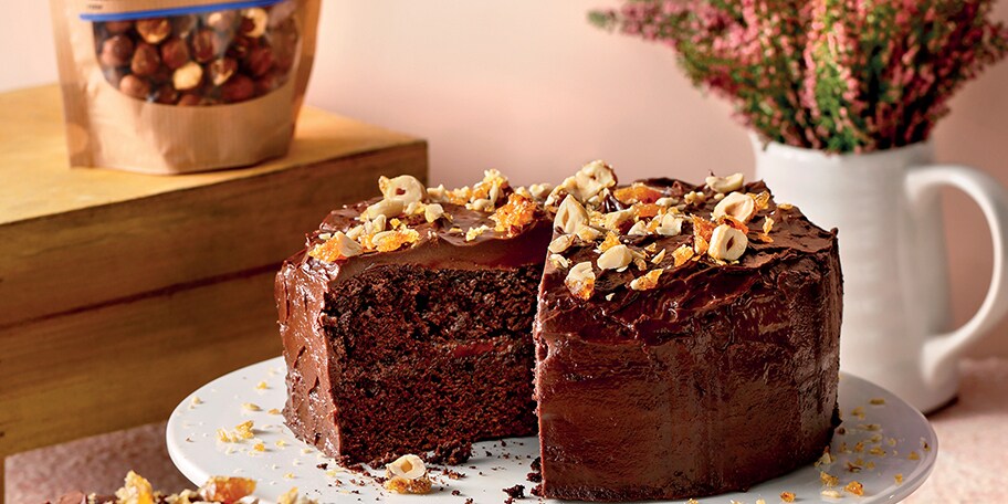 Κέικ σοκολάτα χωρίς μίξερ, με γλάσο σοκολάτας και καραμελωμένα φουντούκια